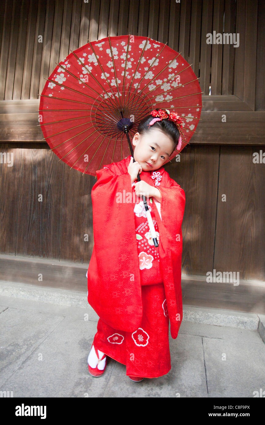 Tokio, City, Japan, November, Asien, Meiji-Schrein, Sichi Go San, Festival, Kind, Mädchen, traditionell, Tradition, Kimono, rot, Scre Stockfoto