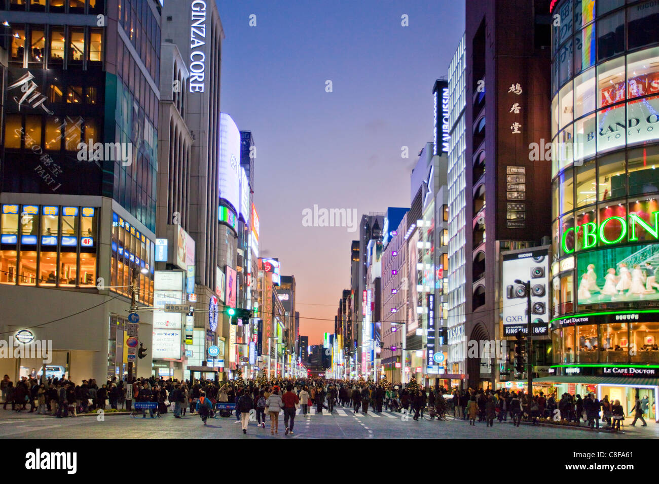Tokio, City, Japan, November, Asien, District, Ginza, Chuo-Allee, Straße, Fußgängerzone, Passanten, Fußgängerzone, Sonnenuntergang, Dämmerung, Lig Stockfoto