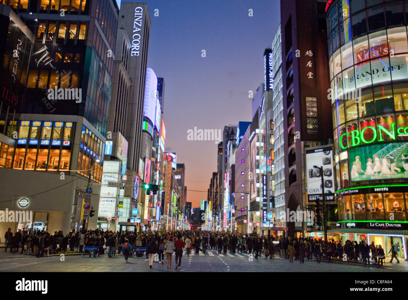Tokio, City, Japan, November, Asien, District, Ginza, Chuo-Allee, Straße, Fußgängerzone, Passanten, Fußgängerzone, Sonnenuntergang, Dämmerung, Lig Stockfoto