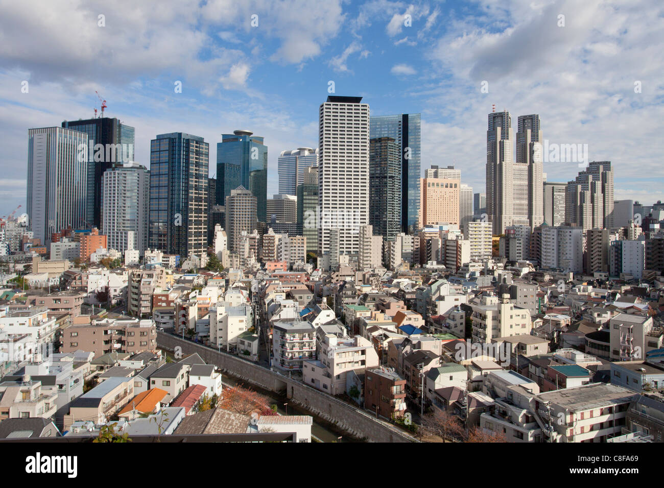 Tokio, City, Japan, November, Asien, Bezirk Shinjuku, Kontrast, Blöcke von Hochhäusern, Wohnungen, Einfamilienhäuser, Stockfoto