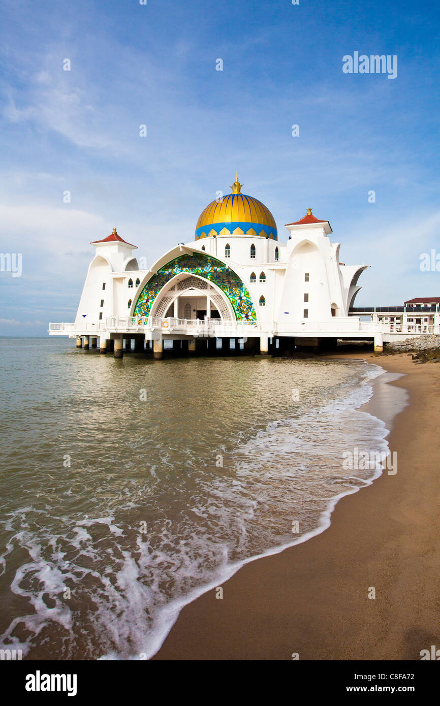 Melaka, Malaysia, Asien, Stadt, Melaka Straße Moschee, Malacca Straits Moschee, Moschee, Melaka, Meer, Strand, Meer, Kuppel, Golden, Stockfoto