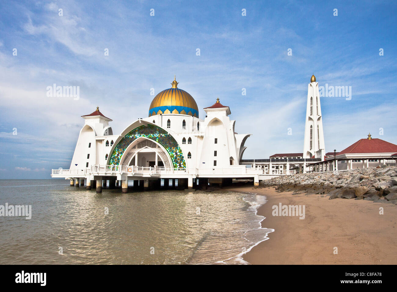 Melaka, Malaysia, Asien, Stadt, Melaka Straße Moschee, Malacca Straits Moschee, Moschee, Melaka, Meer, Strand, Meer, Kuppel, Golden, Stockfoto
