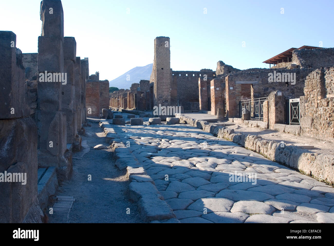 Einer der wichtigsten Straßen von den Ruinen der römischen Anlage von Pompeji, UNESCO World Heritage Site, Kampanien, Italien Stockfoto