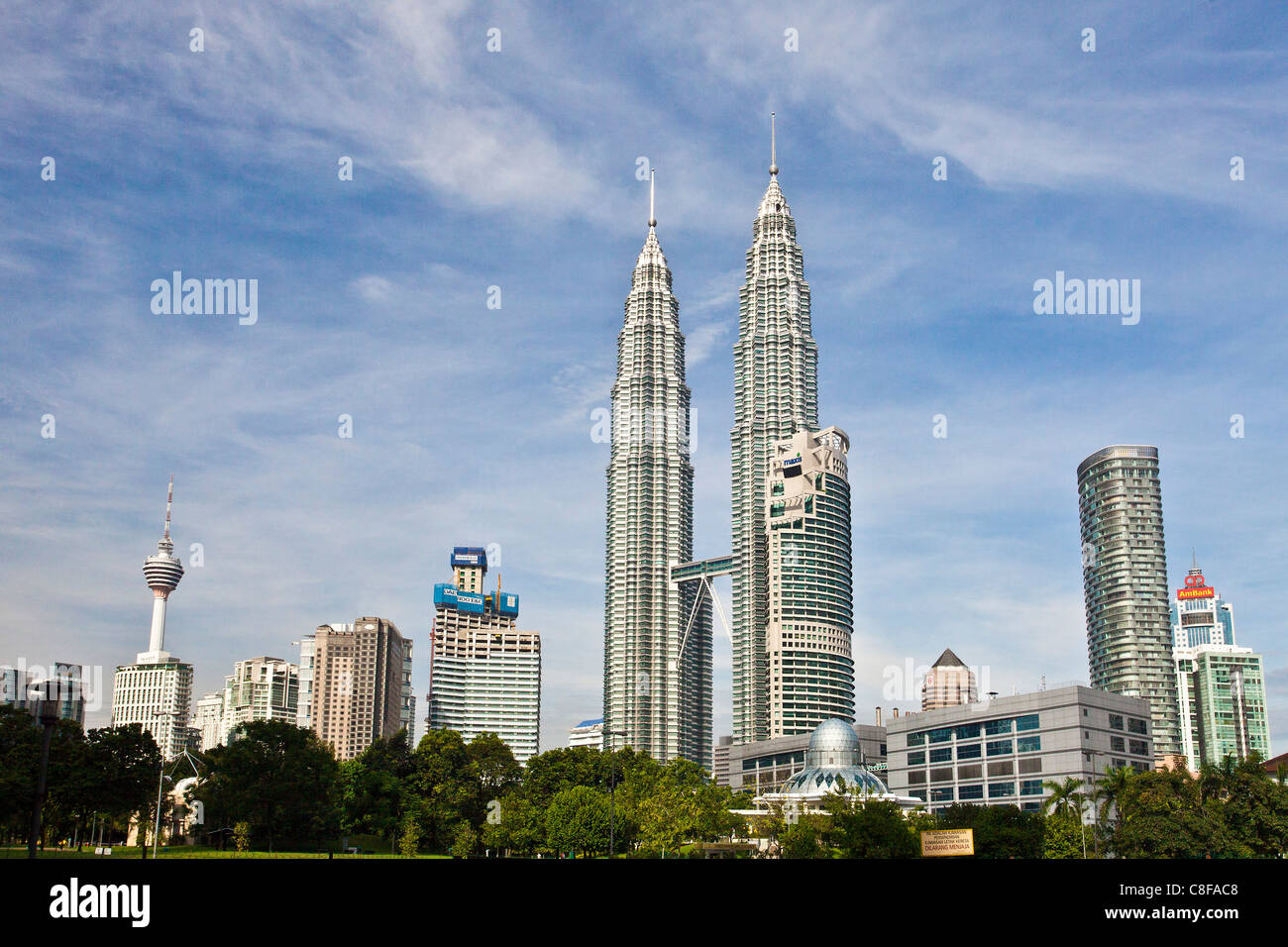 Malaysia, Kuala Lumpur, Stadt, Stadt, Skyline, Petronas Towers, Menara Tower, Blöcke von Wohnungen, Hochhäuser, Himmel, Architekt Stockfoto