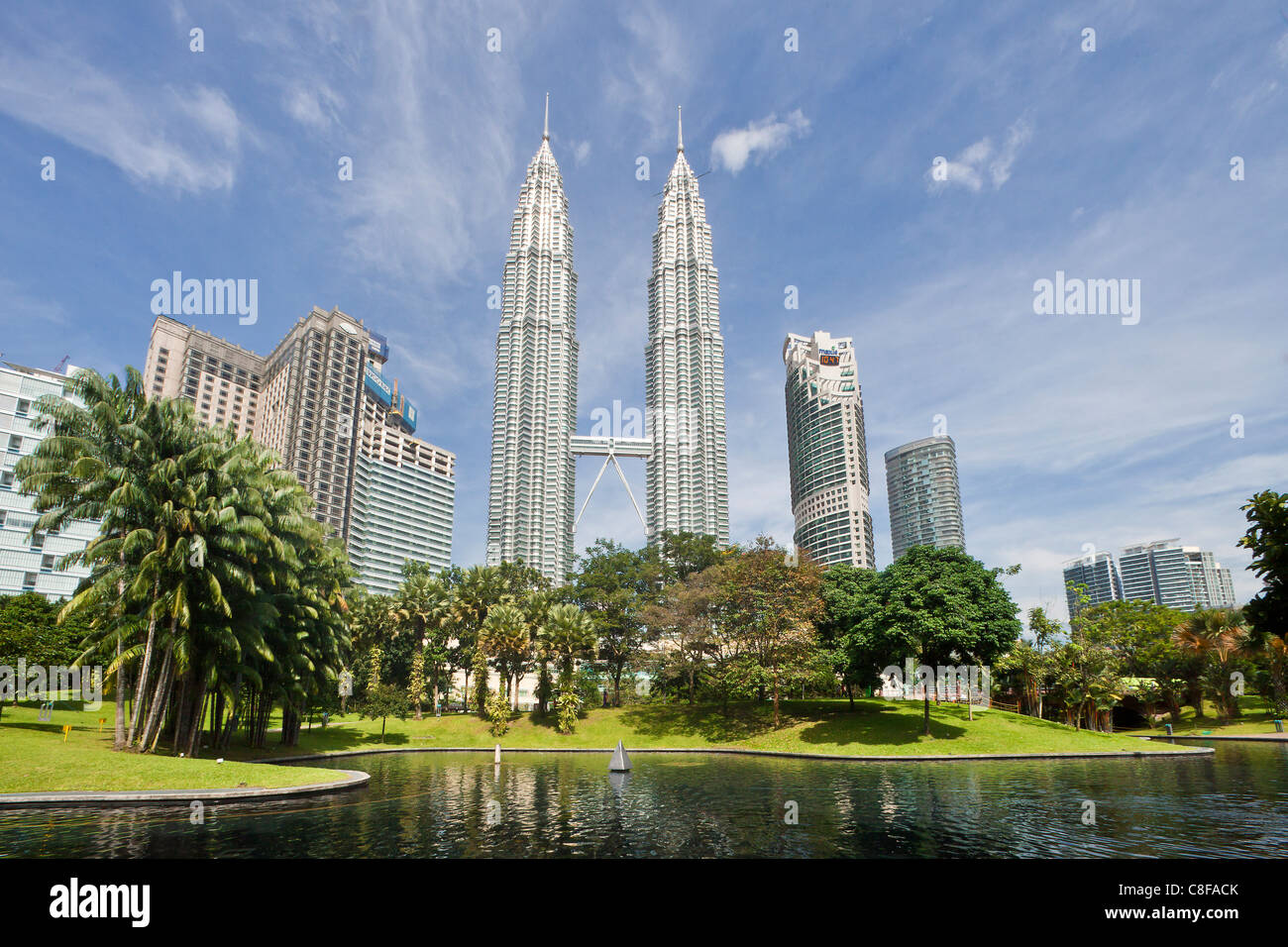 Malaysia, Asien, Kuala Lumpur, Stadt, Stadt, Petronas Towers, Architektur, modern, Teich, Spielzeug Boot, grün, Palmen, Park, Park Stockfoto
