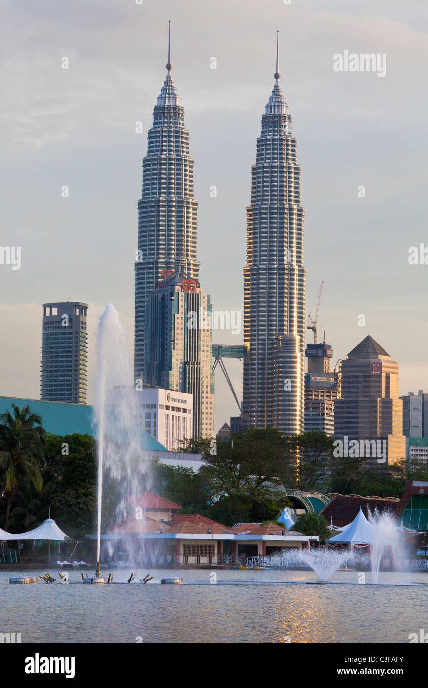 Malaysia, Asien, Kuala Lumpur, Stadt, Stadt, Petronas Towers, Skyline, Wasserfontaine, Dämmerung, Dämmerung, Stockfoto