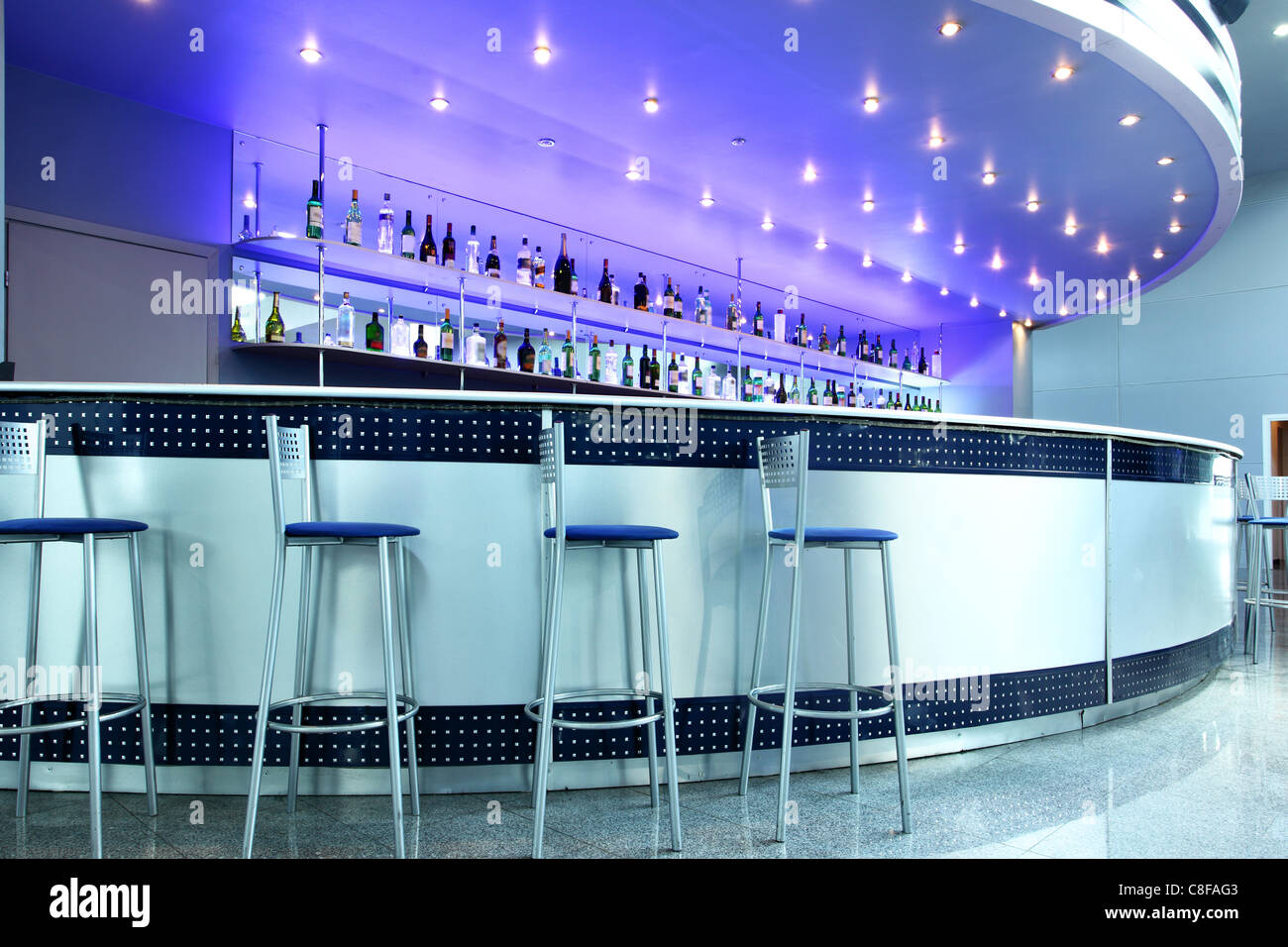 Bar-Interieur mit runden Couter und Hocker Stockfoto