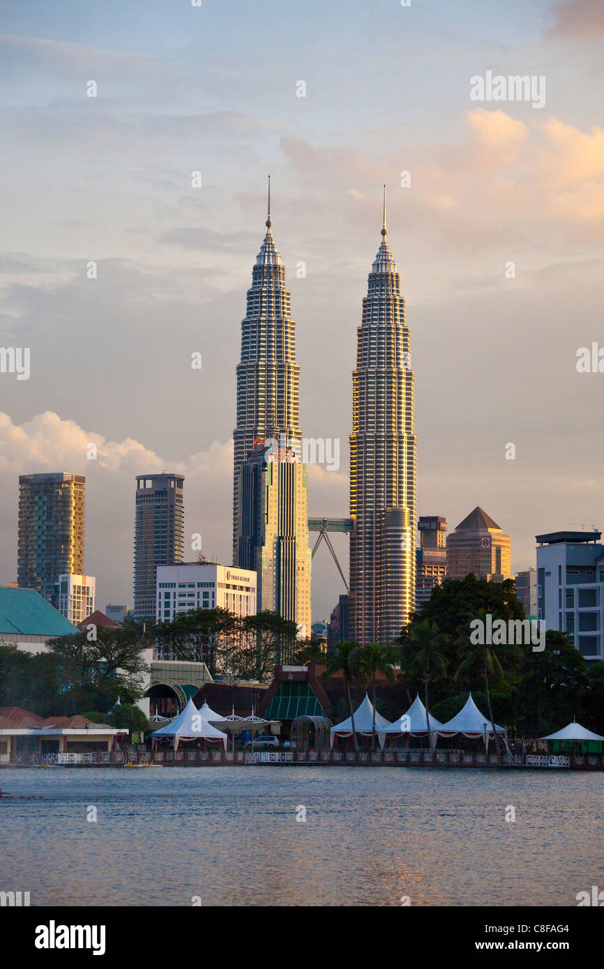 Malaysia, Asien, Kuala Lumpur, Stadt, Stadt, Petronas Towers, Skyline, Wasserfontaine, Dämmerung, Dämmerung, Stockfoto