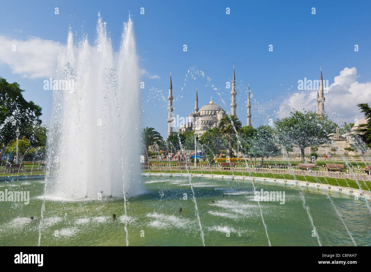 Die blaue Moschee (Sultan Ahmet Camii) mit Kuppeln und Minarette, Brunnen und Gärten im Vordergrund, Sultanahmet, Istanbul, Türkei Stockfoto