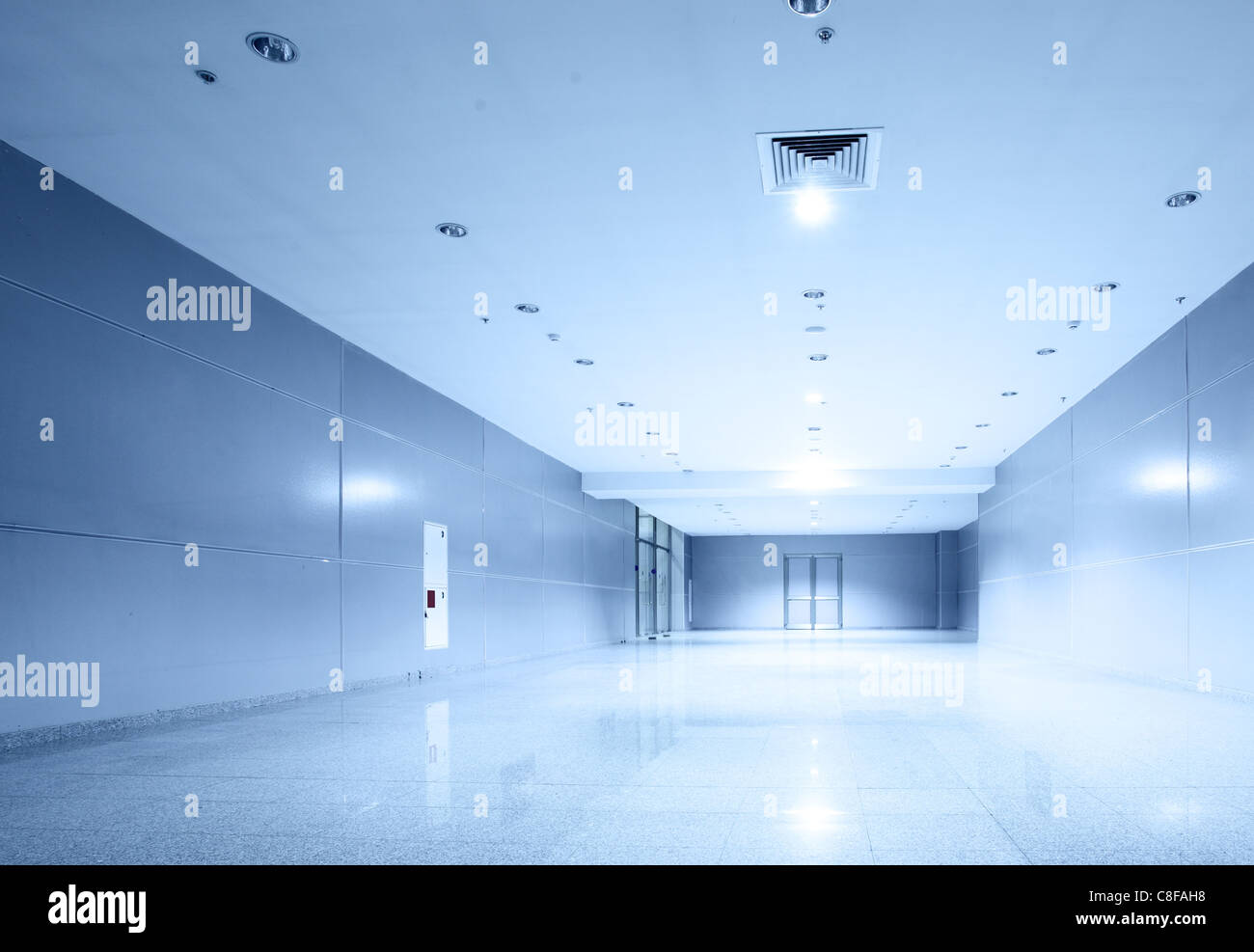 Perspektive des Korridors auf modernes Bürogebäude Stockfoto