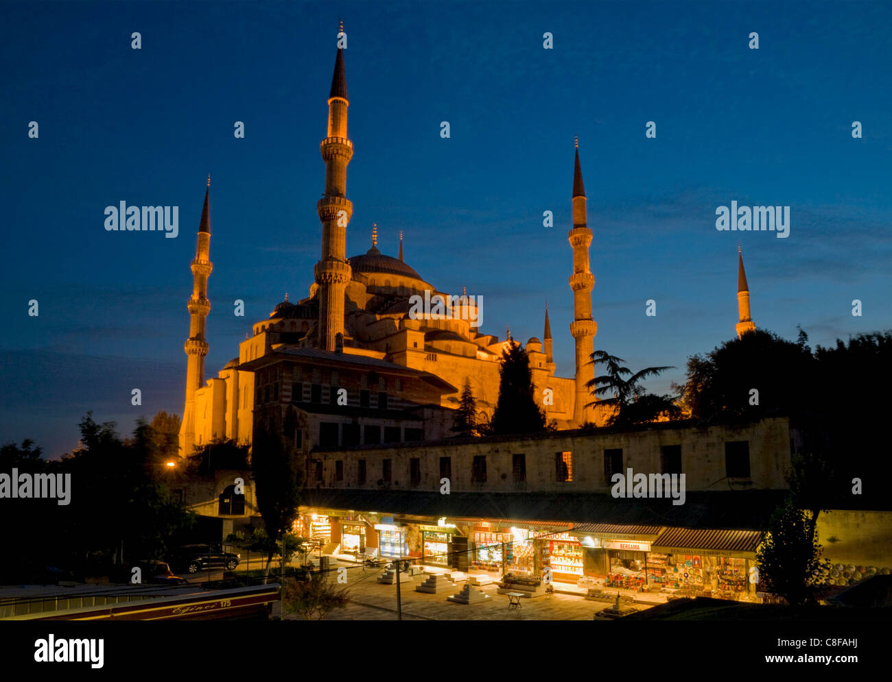 Kuppeln & Minarette der blauen Moschee & Stände der Arasta Carsisi verkaufen Teppiche und Souvenirs, Sultanahmet, Istanbul, Türkei Stockfoto