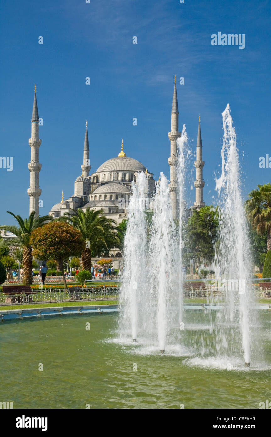 Die blaue Moschee (Sultan Ahmet Camii) mit Kuppeln und Minarette, Brunnen und Gärten im Vordergrund, Sultanahmet, Istanbul, Türkei Stockfoto