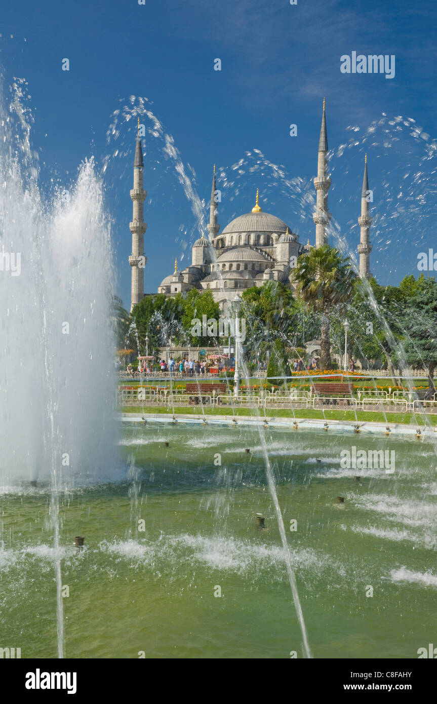 Die blaue Moschee (Sultan Ahmet Camii) mit Kuppeln und Minarette, Brunnen und Gärten im Vordergrund, Sultanahmet, Istanbul, Türkei Stockfoto