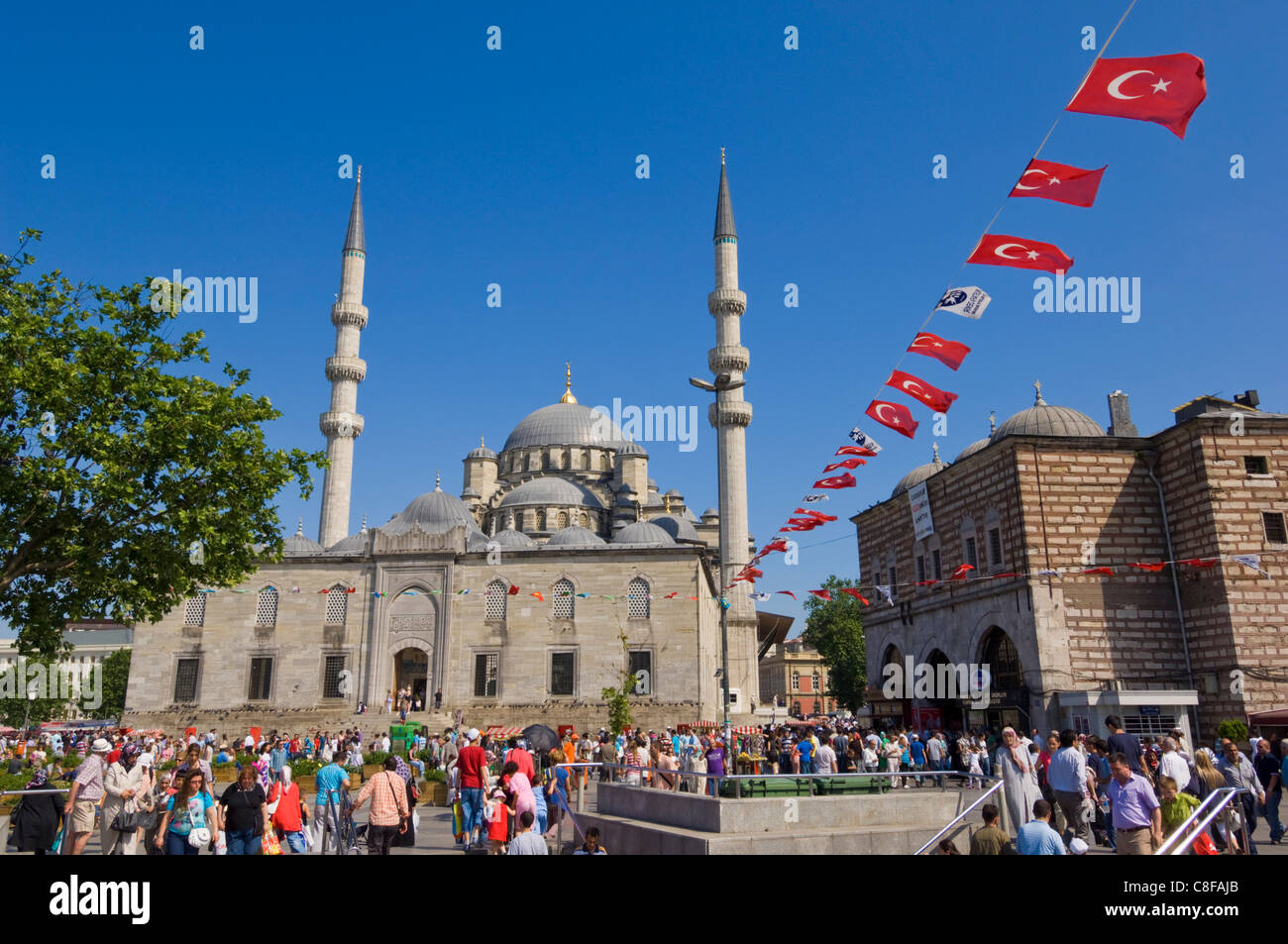 Massen von Menschen nach der Arbeit, vor der Yeni Cami (neue Moschee, Eminonu, Istanbul, Türkei Stockfoto