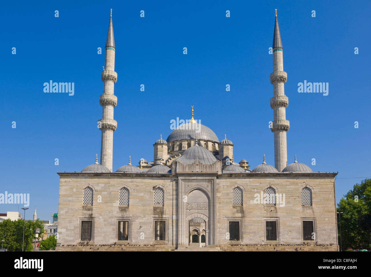 Menschen vor der Yeni Cami (neue Moschee, Eminonu, Istanbul, Türkei Stockfoto