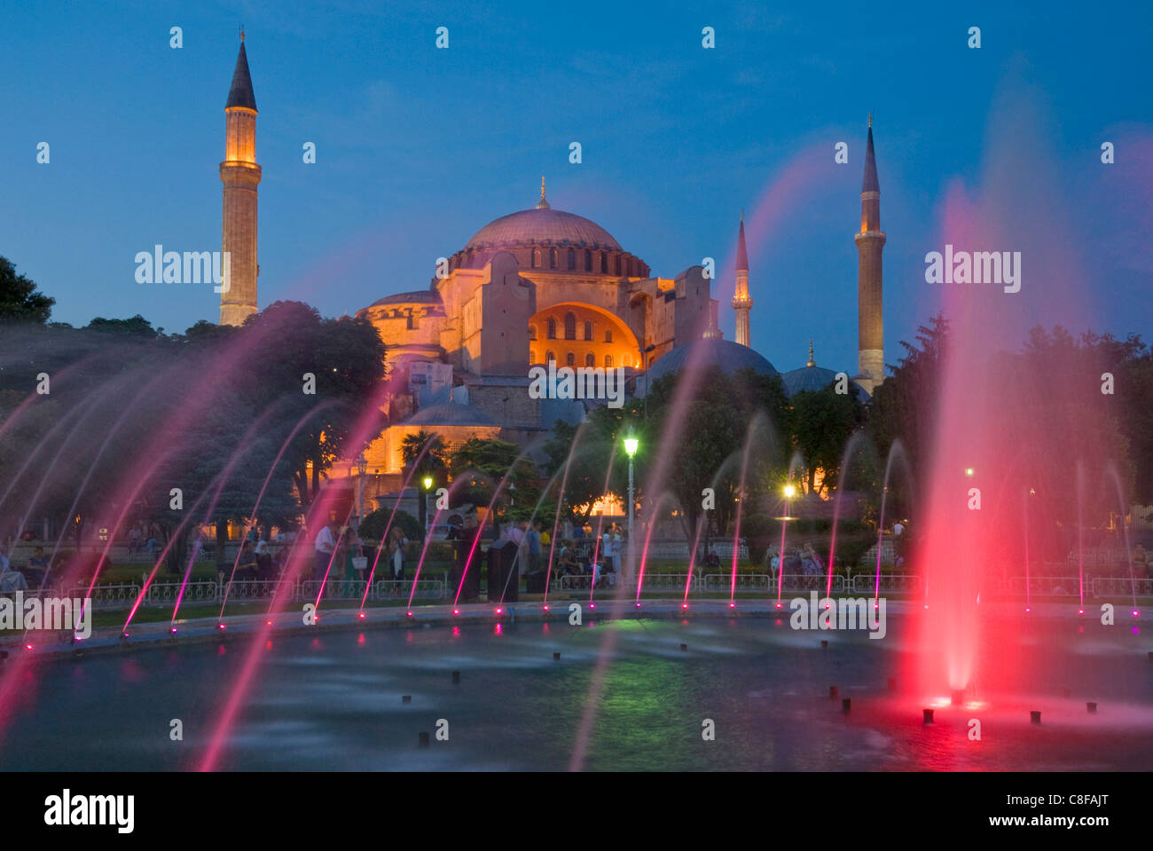 Die blaue Moschee (Sultan Ahmet Camii) mit Kuppeln und Minarette, Brunnen & Gärten im Vordergrund, Sultanahmet, Istanbul, Türkei Stockfoto