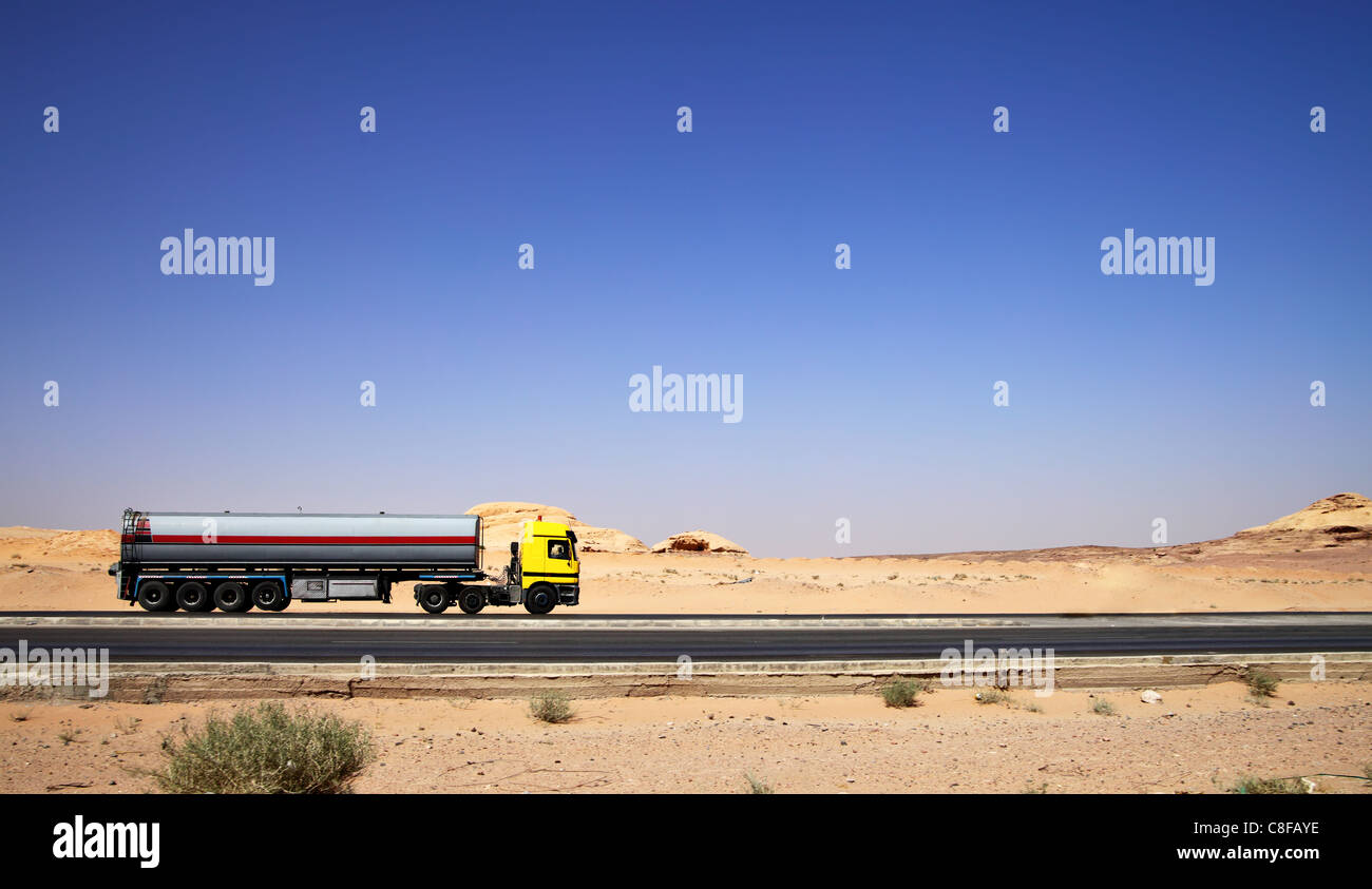 Großer Tanker LKW fahren auf Autobahn bei Wüste Stockfoto