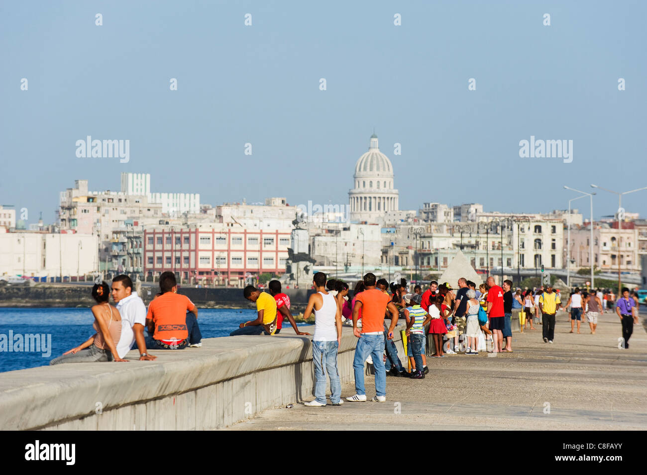 Menschen zu Fuß auf dem Malecon, Capitolio und City Skyline, Havanna, Kuba, Karibik, Karibik, Mittelamerika Stockfoto