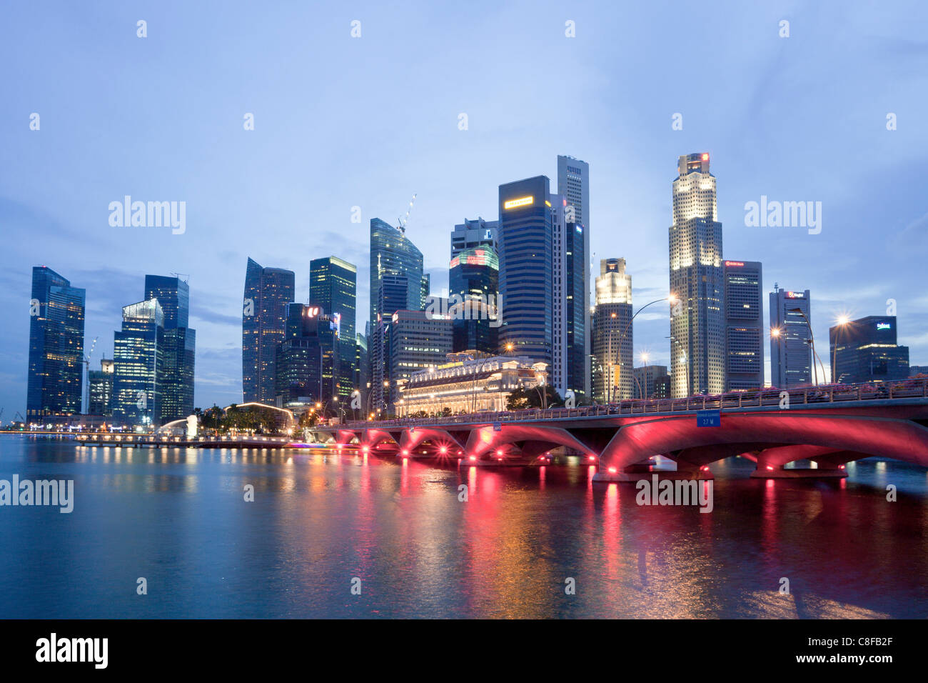 Singapur, Asien, Innenstadt, Brücke, Licht, Beleuchtung, rot, Wolkenkratzer, Wohnblocks, Hochhäuser, Skyline Stockfoto