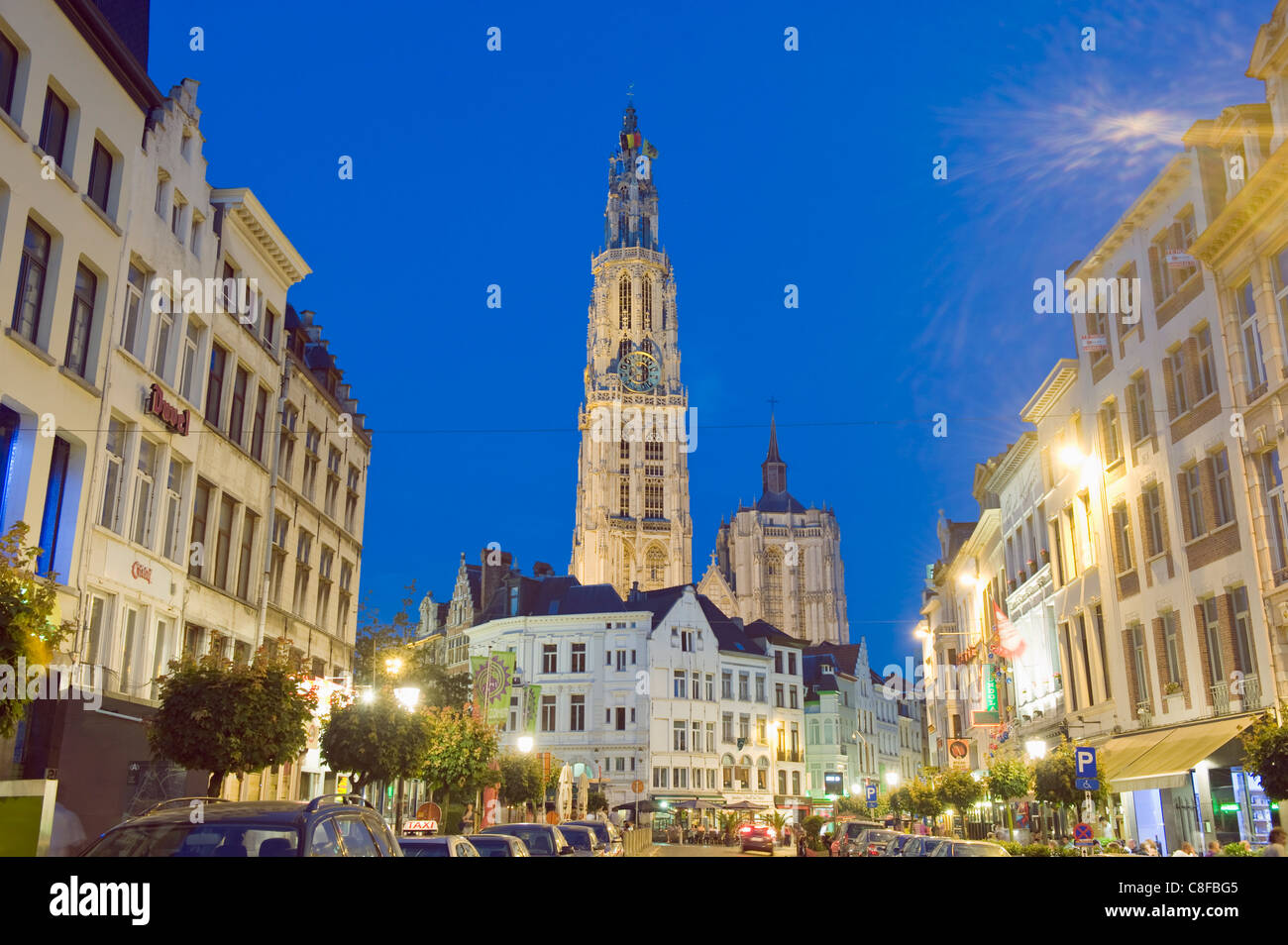 Turm der Onze-Lieve-Vrouwekathedraal und Straße beleuchtet in der Nacht, Antwerpen, Flandern, Belgien Stockfoto