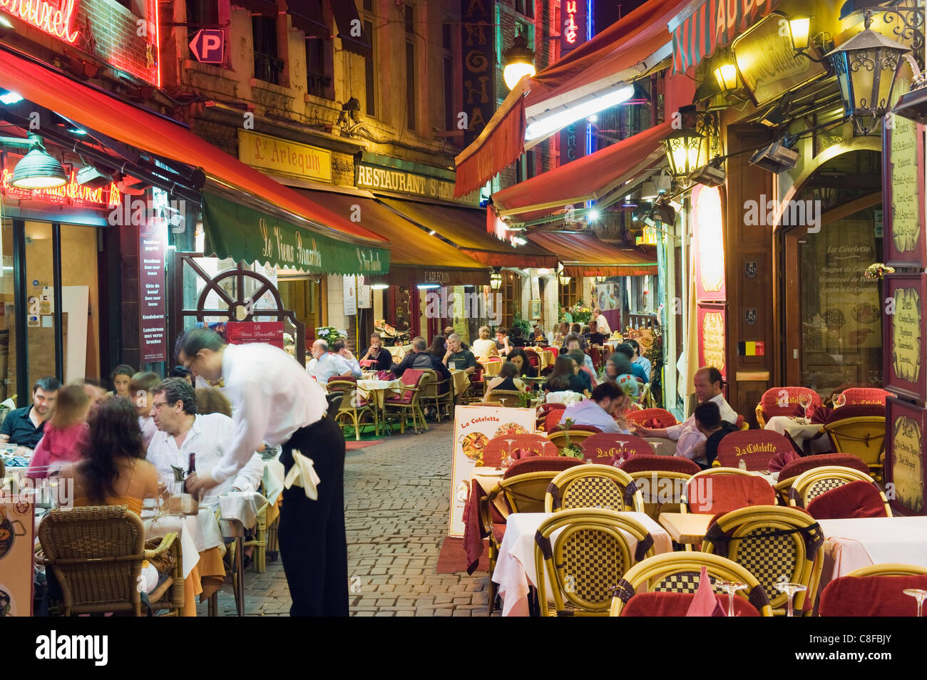 Außengastronomie in engen Straße von Restaurants, Brüssel, Belgien Stockfoto