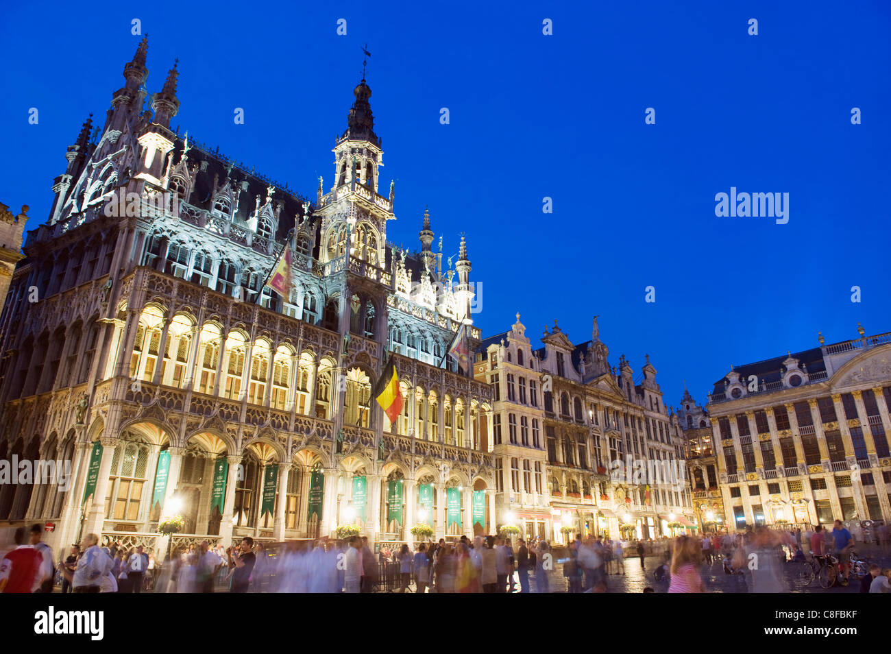 Hotel de Ville (Rathaus) auf der Grand Place bei Nacht, UNESCO-Weltkulturerbe, Brüssel, Belgien beleuchtet Stockfoto