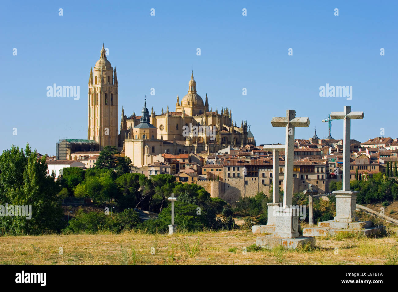 Friedhof Kreuze und gotischen Stil Kathedrale von Segovia aus dem Jahre 1577, Segovia, Madrid, Spanien Stockfoto