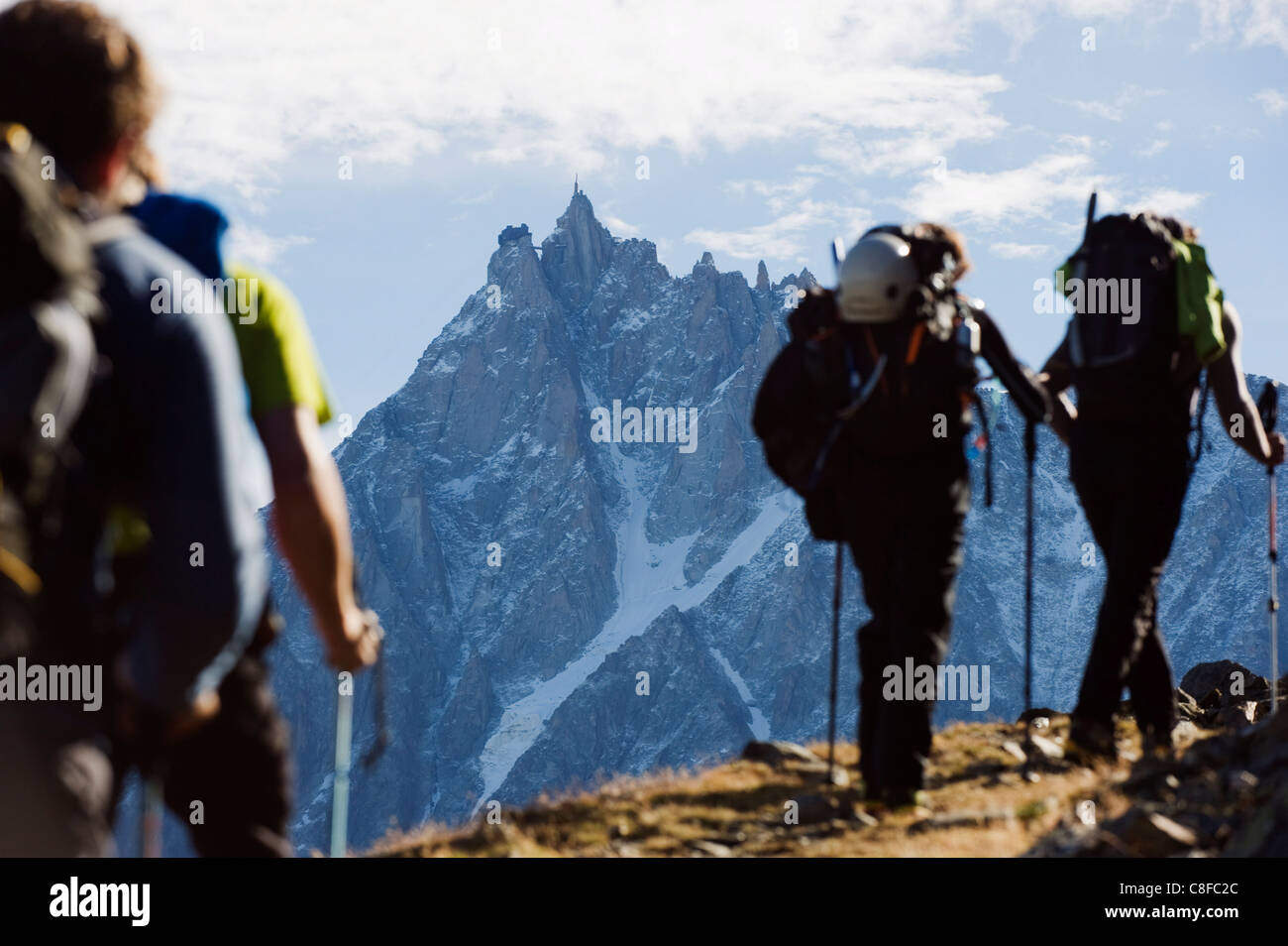 Wanderer am Mont Blanc Bergkulisse der Aiguille du Midi, Chamonix, Französische Alpen, Frankreich Stockfoto
