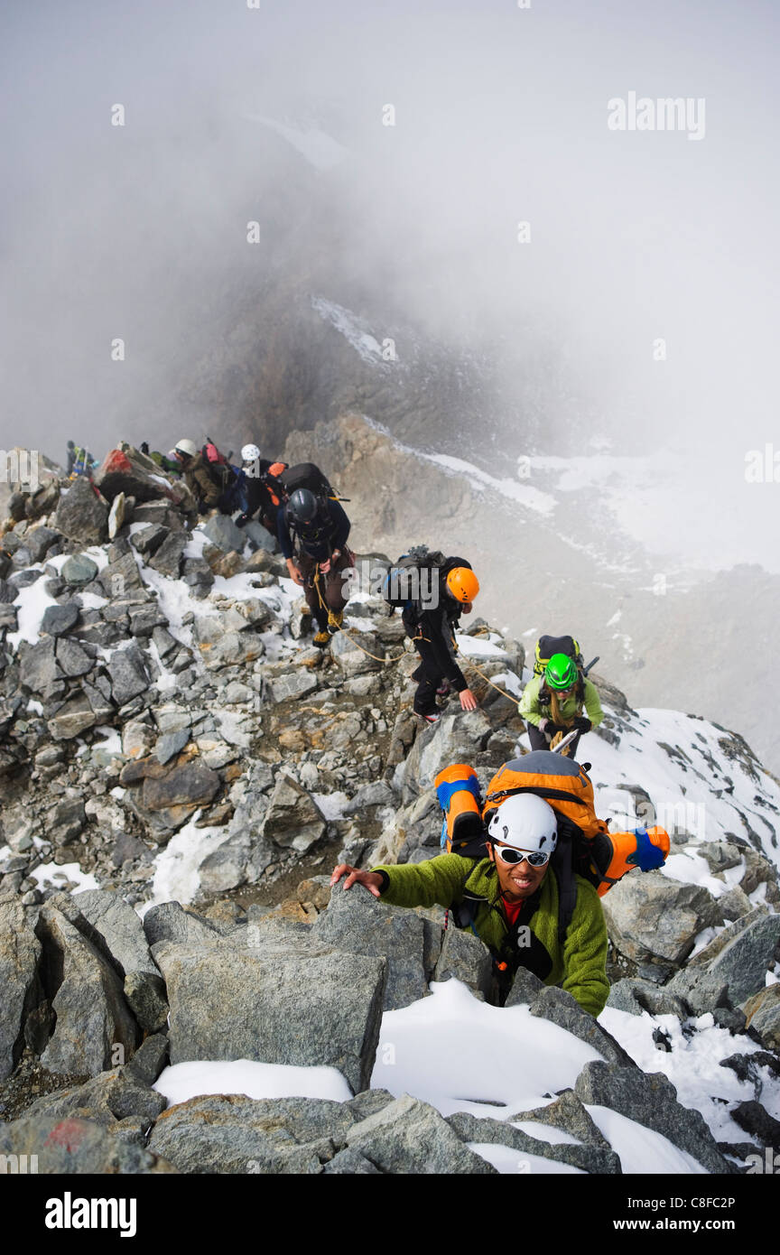 Bergsteiger auf den unteren Hängen des Mont-Blanc, Chamonix, Französische Alpen, Frankreich Stockfoto