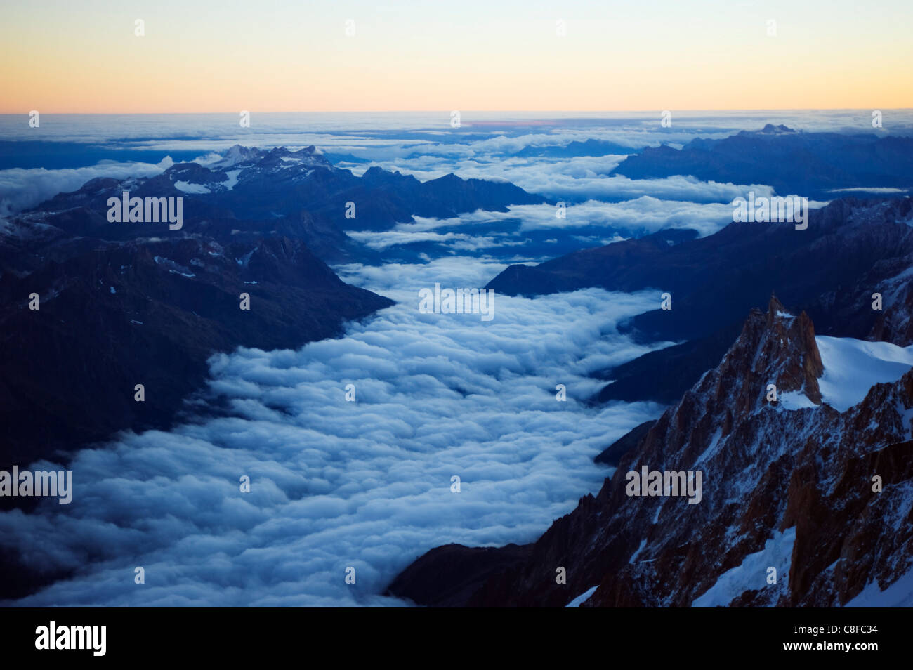 Wolkenmeer unter Aiguille du Midi Kabel Bergstation, Mont-Blanc-Palette, Chamonix, Französische Alpen, Frankreich Stockfoto