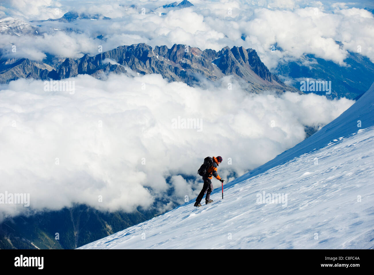 Kletterer auf Schneefeld, Blick vom Mont-Blanc, Chamonix, Französische Alpen, Frankreich Stockfoto