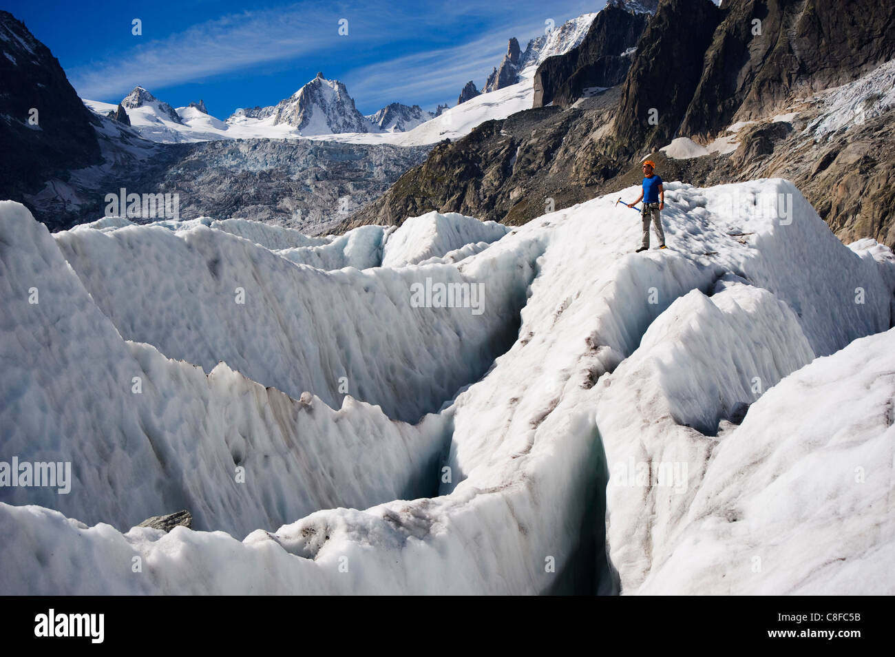 Aclimber in eine Gletscherspalte Feld auf Gletscher Mer de Glace, Mont-Blanc-Massiv, Chamonix, Französische Alpen, Frankreich Stockfoto