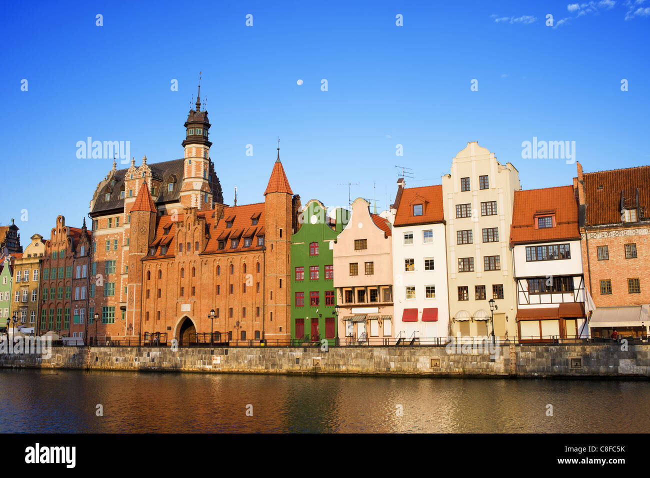 Altstadt der Stadt Gdansk (Danzig) in Polen, Uferpromenade an der Mottlau, Straganiarska Tor auf der linken Seite Stockfoto