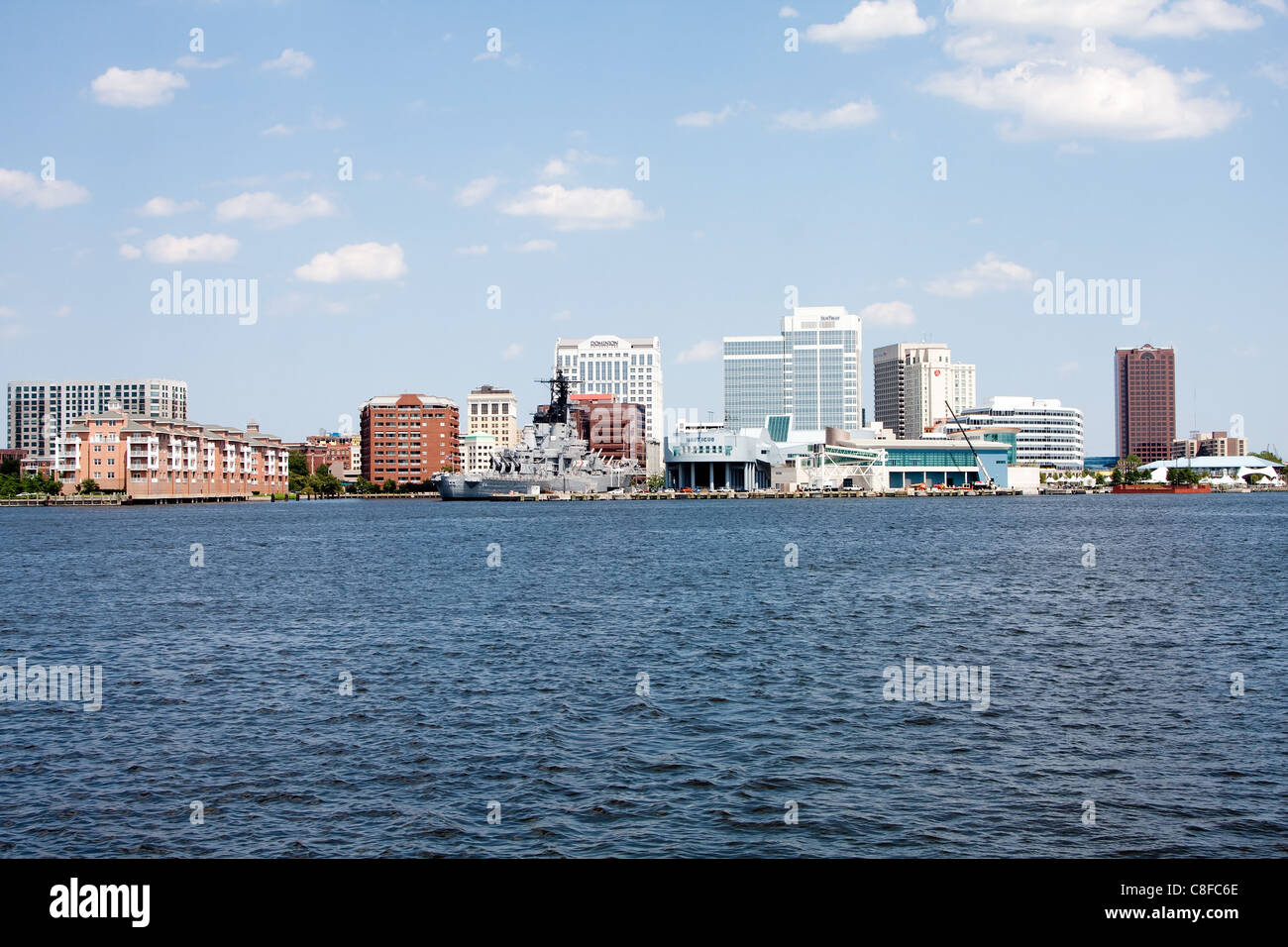 Skyline von Norfolk, VA Stockfoto