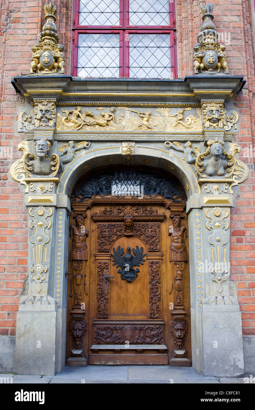 Reich, antiken Tür auf einem historischen Wohnhaus mit maritimen Motiven in der Altstadt von Danzig, Polen eingerichtet Stockfoto