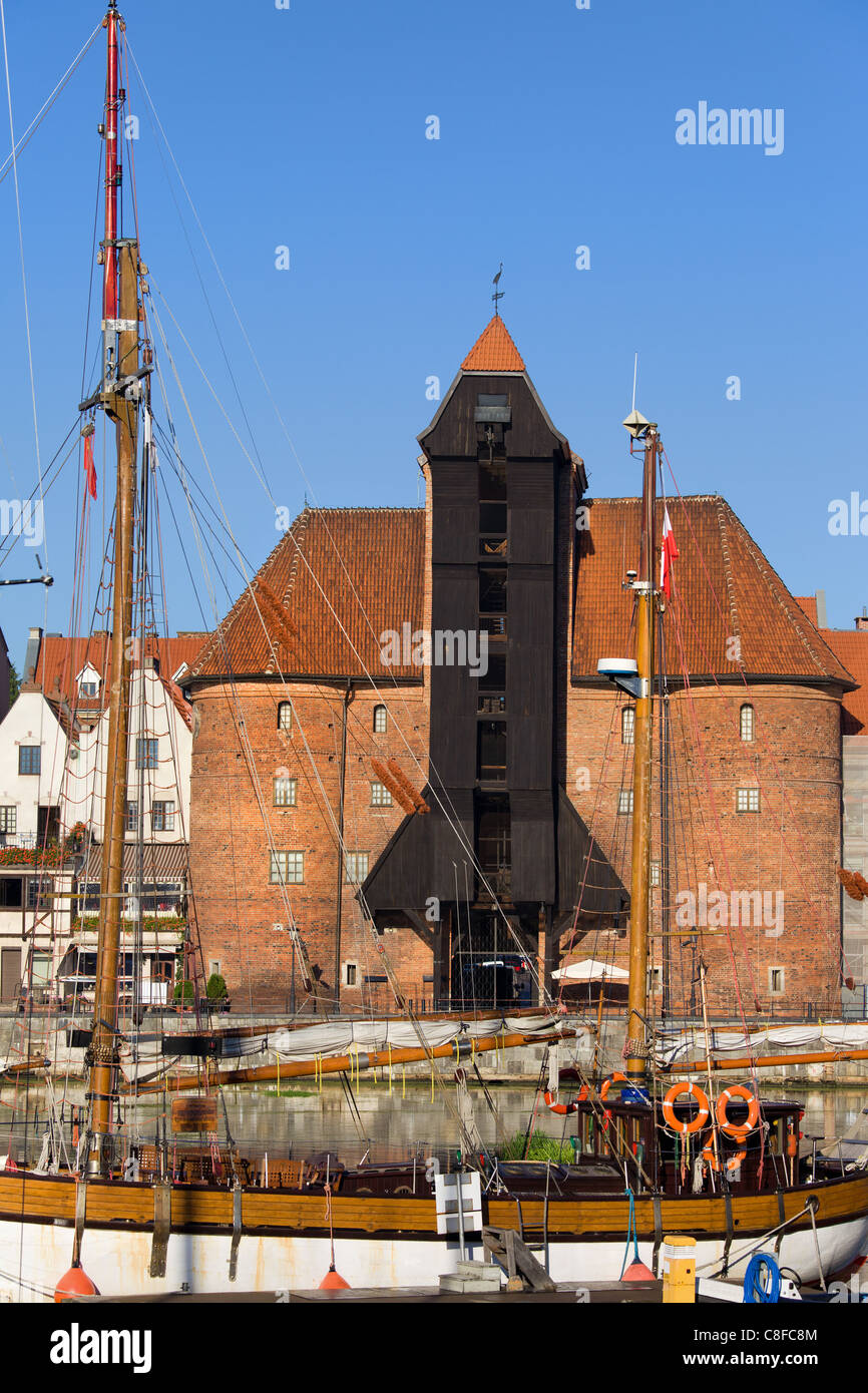 Der Kran (Polnisch: zuraw), Blick von der Marina in der Stadt Danzig, Polen Stockfoto