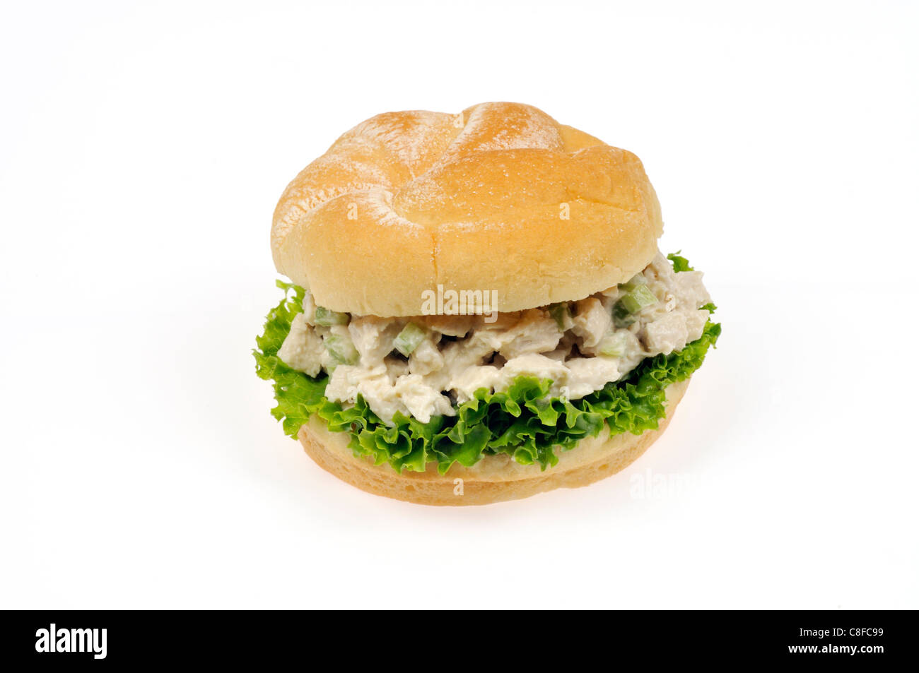 Chicken Salat Sandwich mit Sellerie, Salat & Mayo in Brot bulkie Roll auf weißem Hintergrund, isolieren. Stockfoto