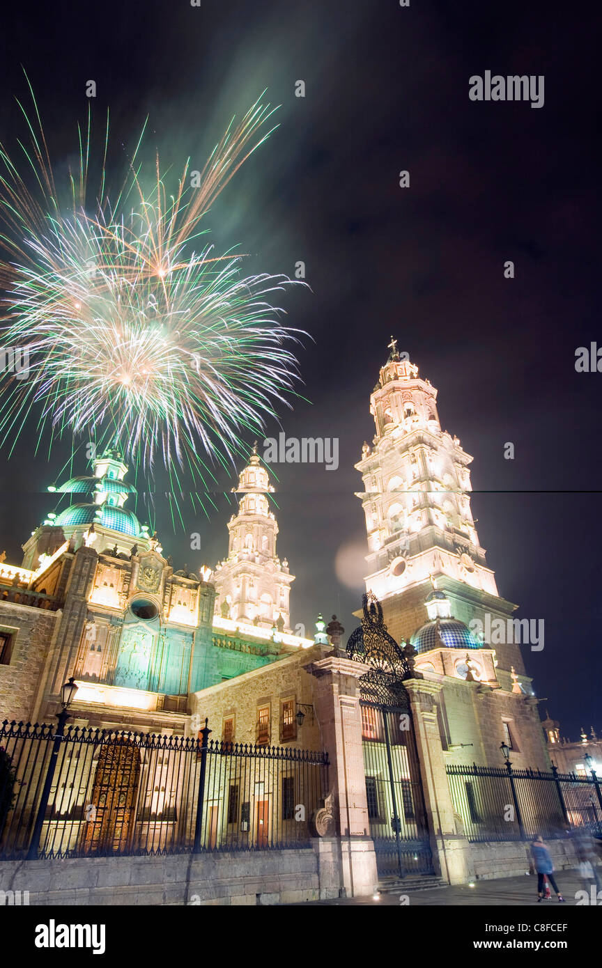 Feuerwerk über der Kathedrale, Morelia, UNESCO-Weltkulturerbe, Bundesstaat Michoacan, Mexiko Stockfoto