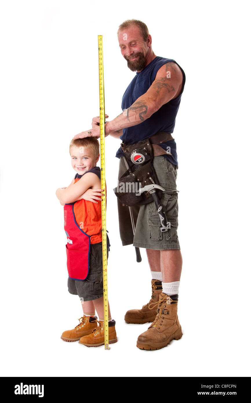 Messung der Höhe der Sohn Vater Stockfoto