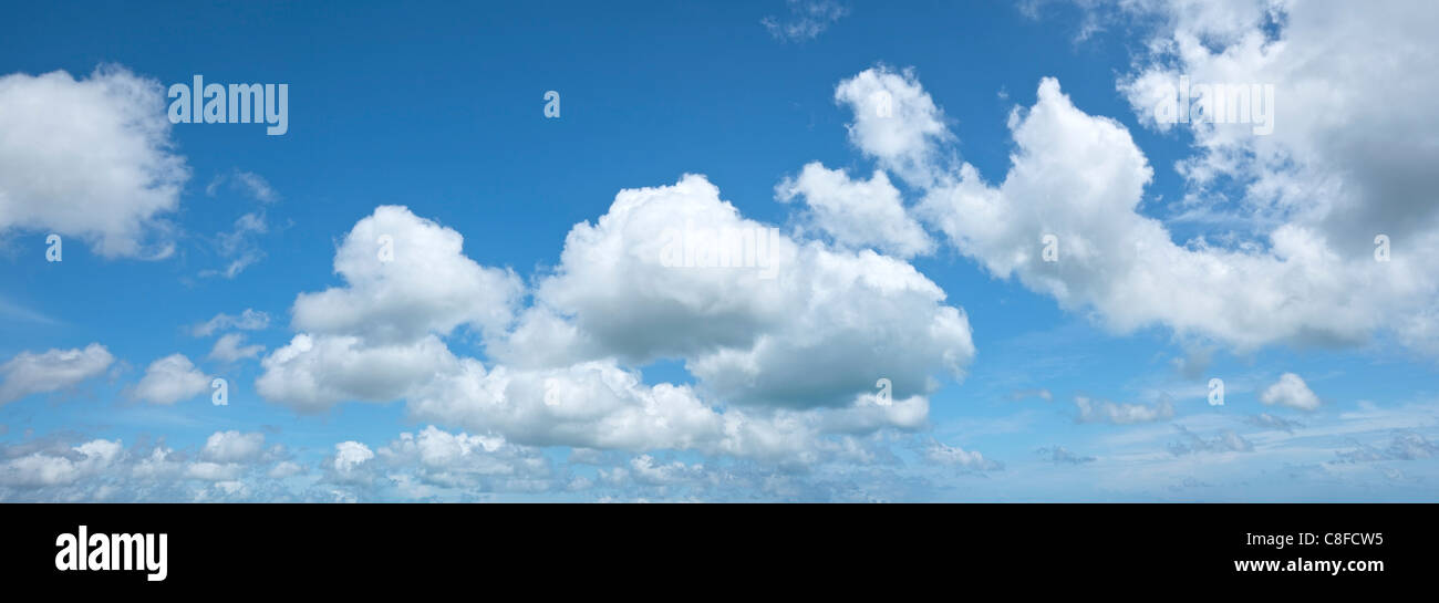 Blau bewölktem Himmelshintergrund. Panorama-Komposition in hoher Auflösung. Stockfoto