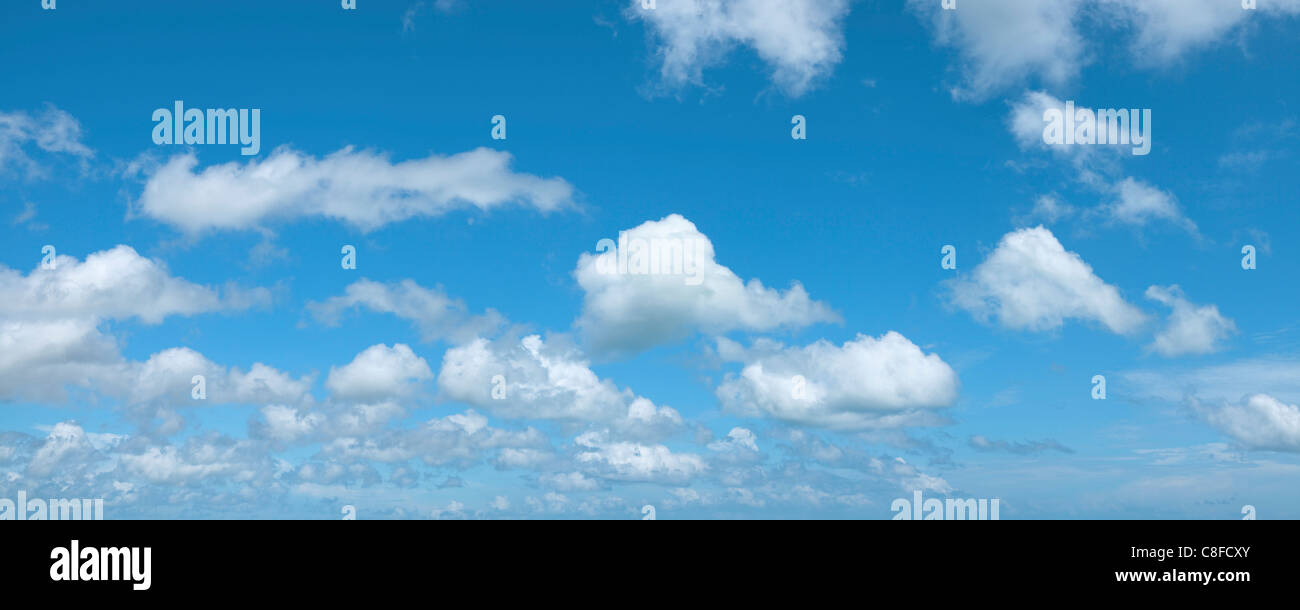Blick auf einen blauen Wolkenhimmel. Panorama-Komposition in hoher Auflösung. Stockfoto