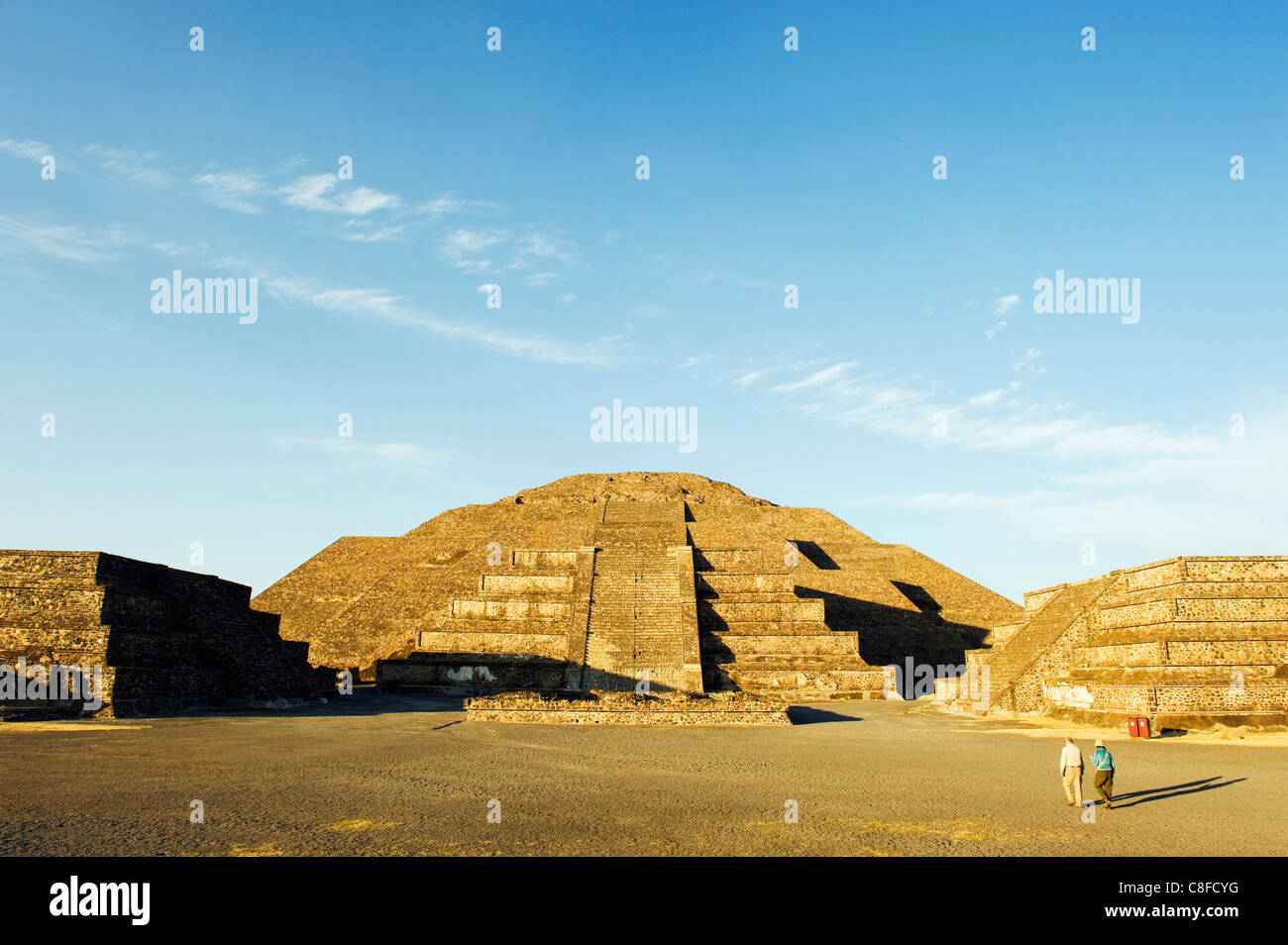 Touristen an der Pyramide des Mondes in Teotihuacan, UNESCO-Weltkulturerbe, Valle de México, Mexiko Stockfoto