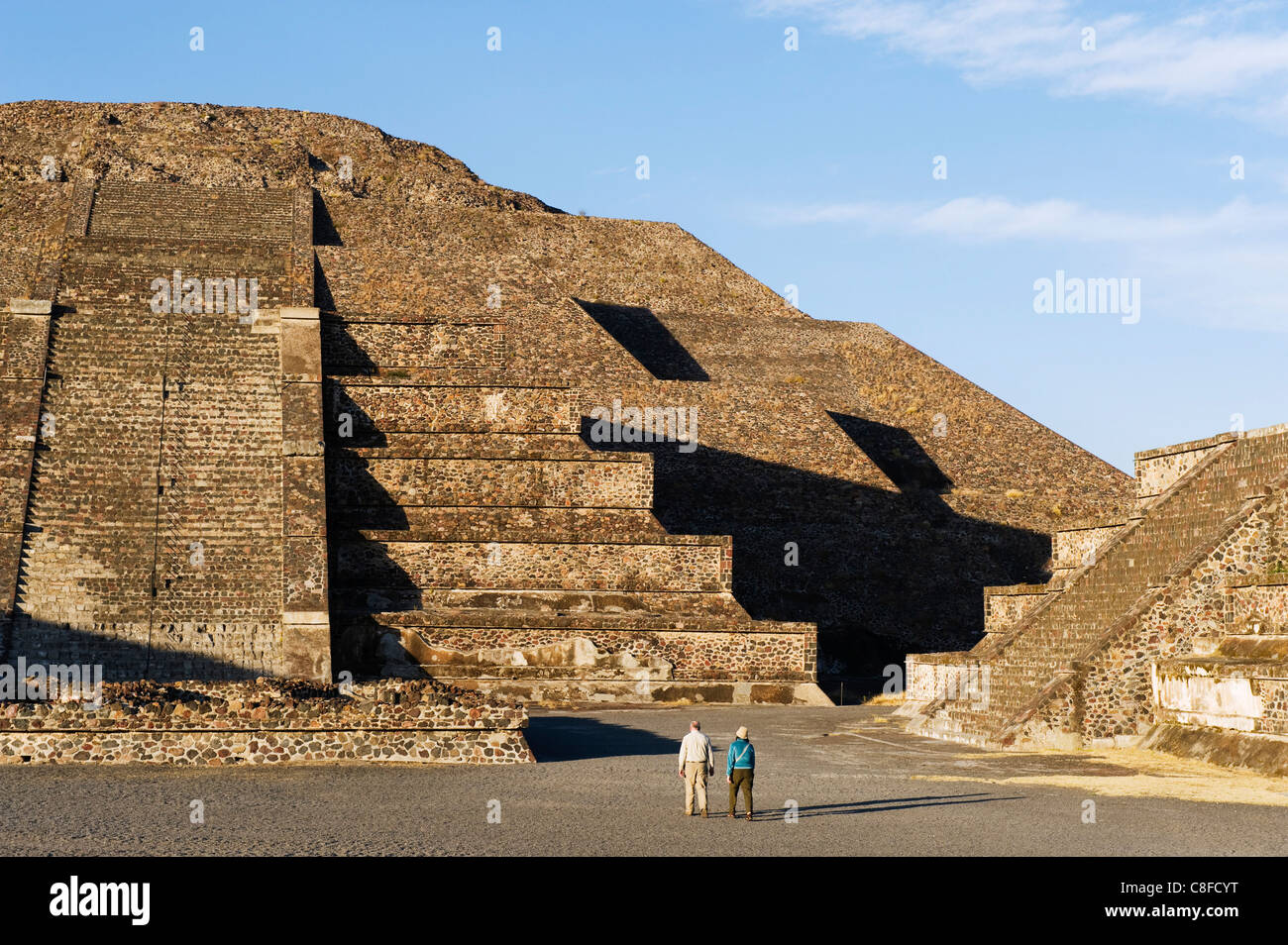 Touristen an der Pyramide des Mondes in Teotihuacan, UNESCO-Weltkulturerbe, Valle de México, Mexiko Stockfoto