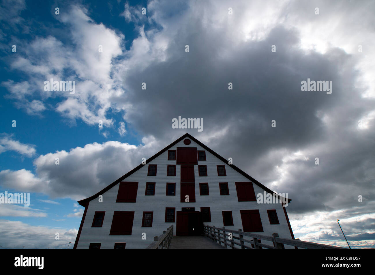 Cumulus-Wolken mit Regen schwebt über einem Gebäude in Quebec. Stockfoto