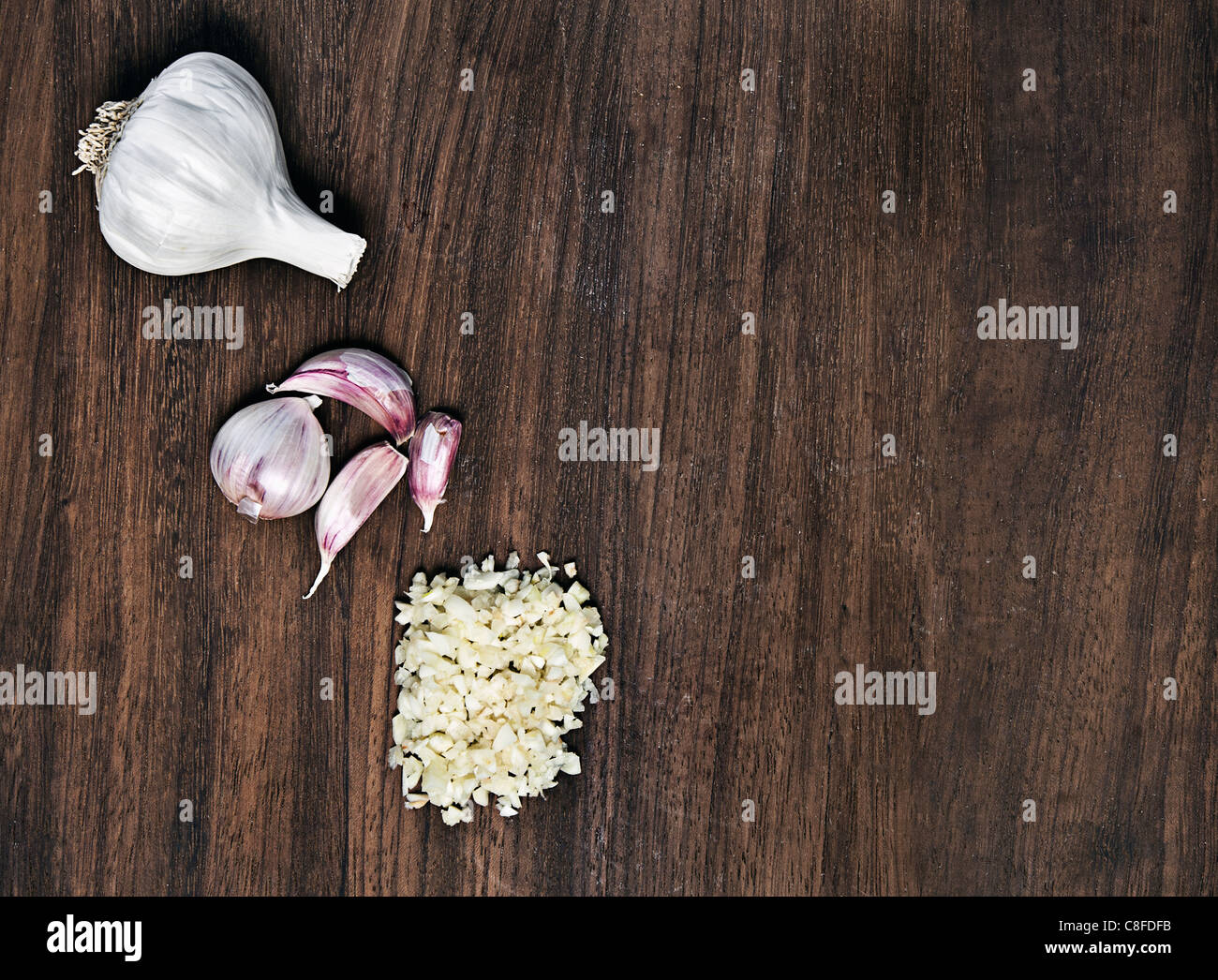 Gehackten Knoblauch auf Schneidebrett Stockfoto