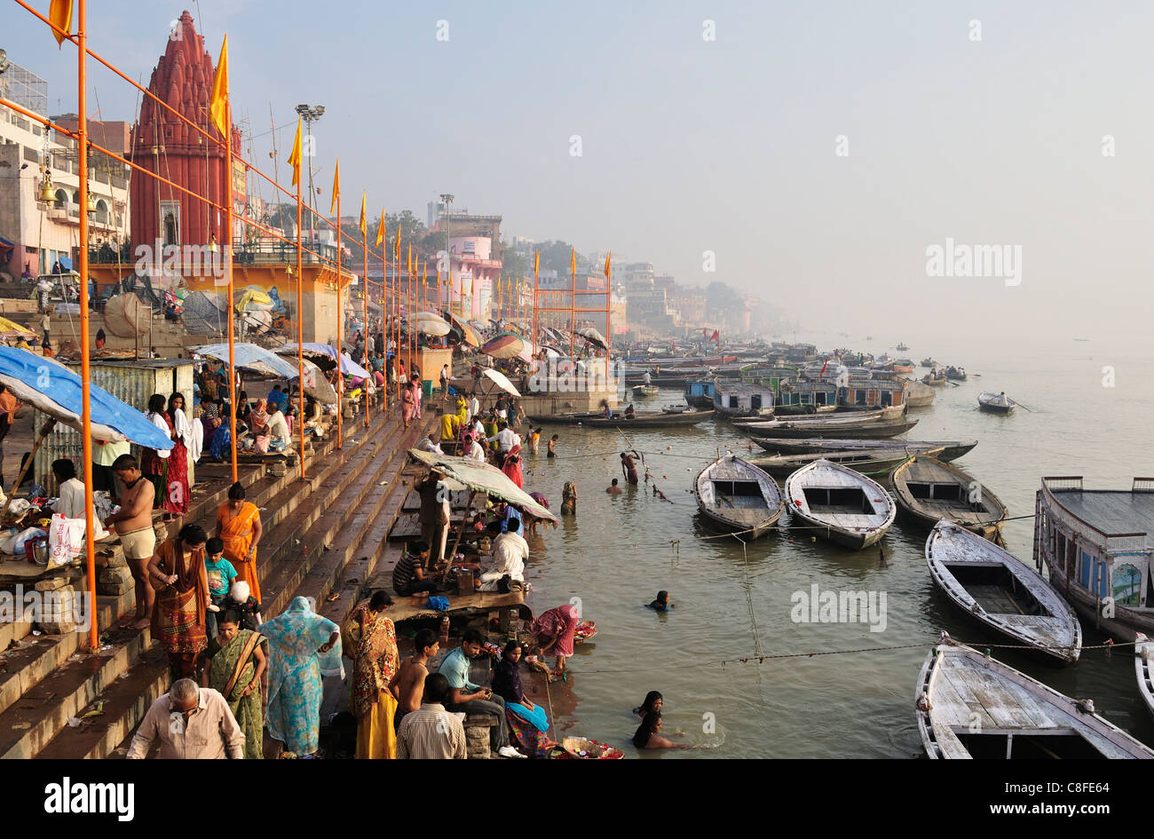 Ghats am Fluss Ganges, Varanasi (Benares, Uttar Pradesh, Indien Stockfoto