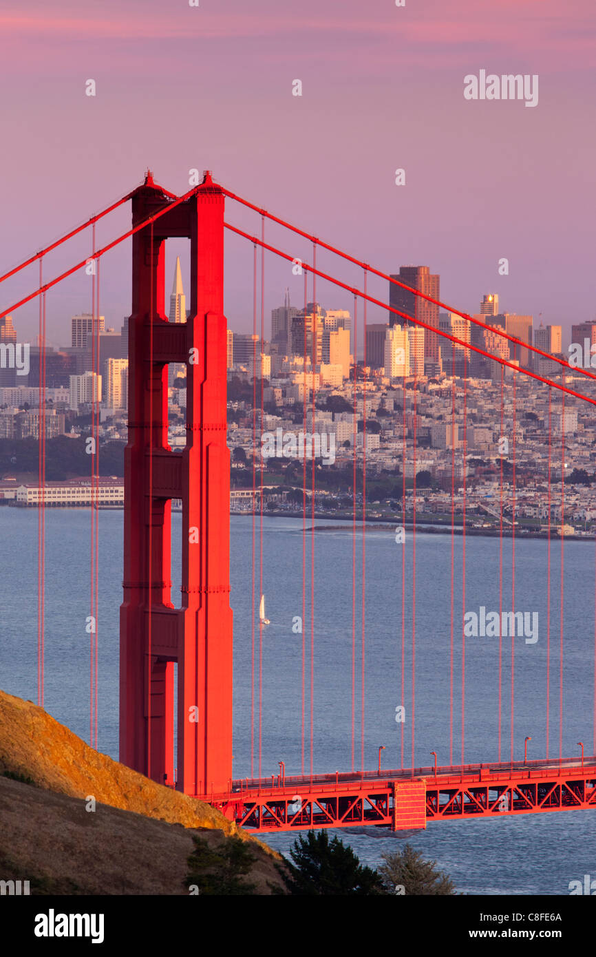 Letzten Strahlen der Abendsonne Glanz auf die Golden Gate Bridge, San Francisco, Kalifornien, USA Stockfoto