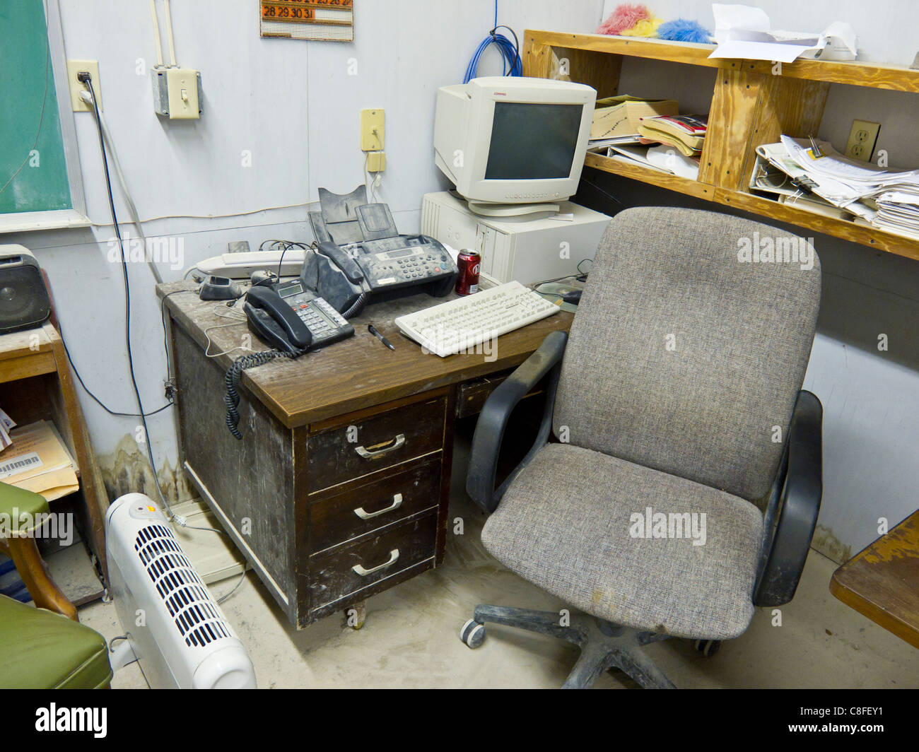Sehr schmutzig und desorganisiert Büro in einem konkreten Produktion-Büro Stockfoto