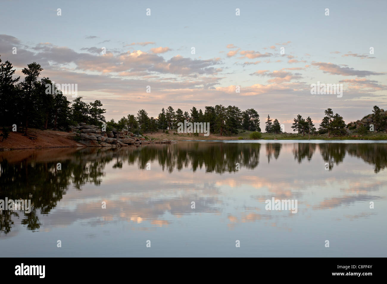 Bellaire See bei Sonnenuntergang, Red Feather Lakes District, Roosevelt National Forest, Colorado, Vereinigte Staaten von Amerika Stockfoto