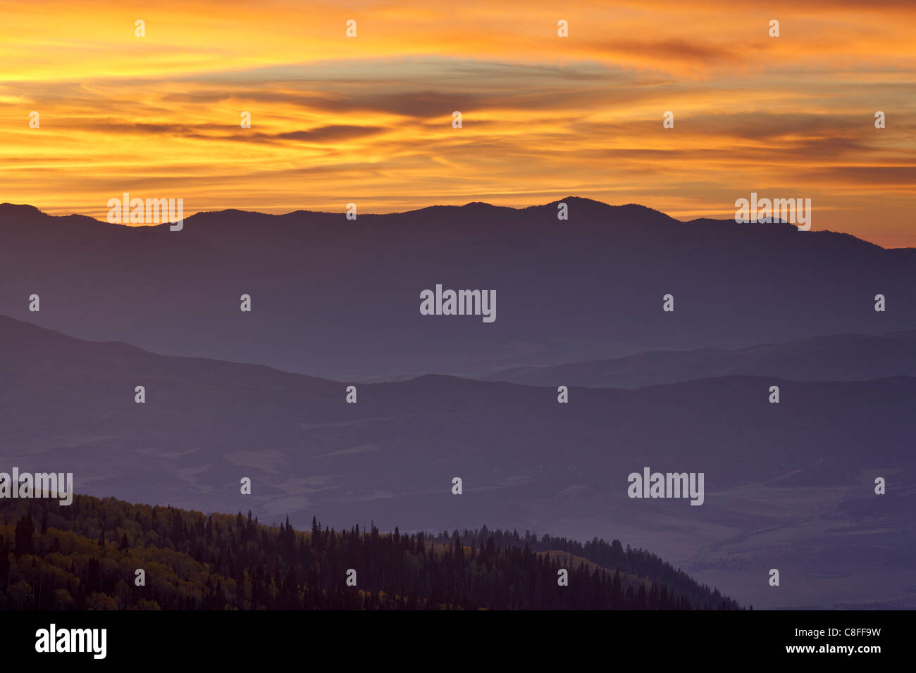 Orange Wolken bei Sonnenuntergang über geschichteten Gebirge, Manti-La Sal National Forest, Utah, Vereinigte Staaten von Amerika Stockfoto
